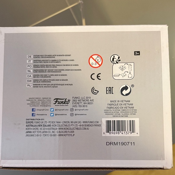 Funko Elvira On Couch 🛋️ Deluxe Pop 894 - Picture 3 of 3